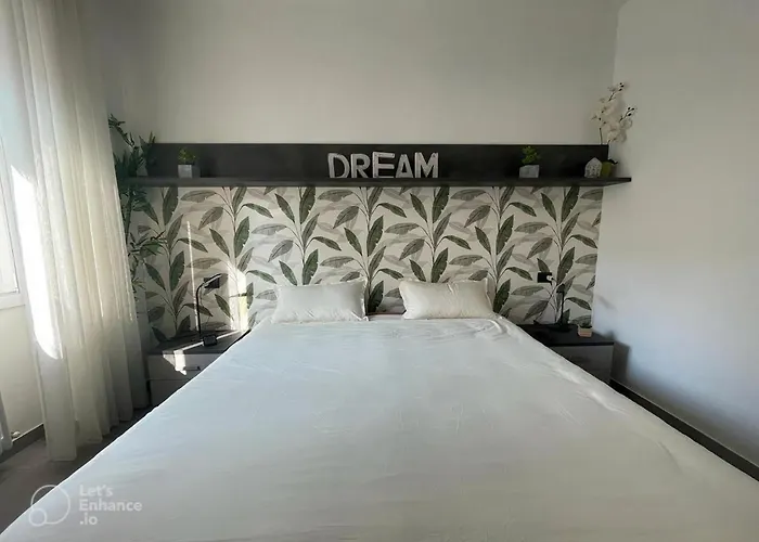 R39 Modern Apartment With Private Parking